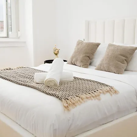 2eb- Beautifully Designed In The Heart Of The City, Bright, Stylish And Inviting Lejlighed
