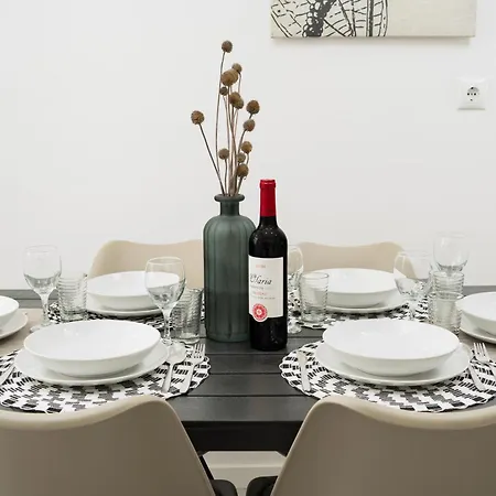 2eb- Beautifully Designed In The Heart Of The City, Bright, Stylish And Inviting Lejlighed *