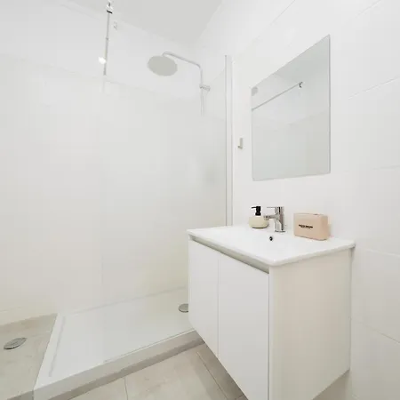 2eb- Beautifully Designed In The Heart Of The City, Bright, Stylish And Inviting Lejlighed
