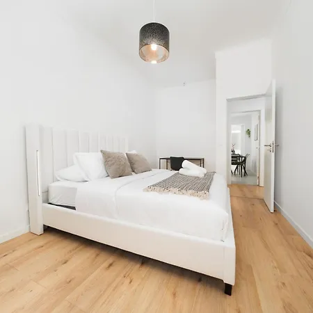 2eb- Beautifully Designed In The Heart Of The City, Bright, Stylish And Inviting Lejlighed