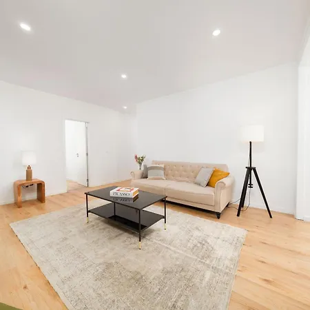 2eb- Beautifully Designed In The Heart Of The City, Bright, Stylish And Inviting