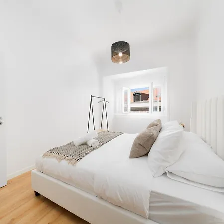 2eb- Beautifully Designed In The Heart Of The City, Bright, Stylish And Inviting Lejlighed