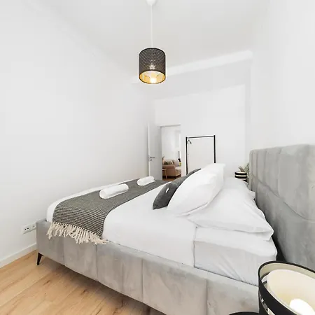 2eb- Beautifully Designed In The Heart Of The City, Bright, Stylish And Inviting *
