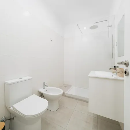 2eb- Beautifully Designed In The Heart Of The City, Bright, Stylish And Inviting Lejlighed
