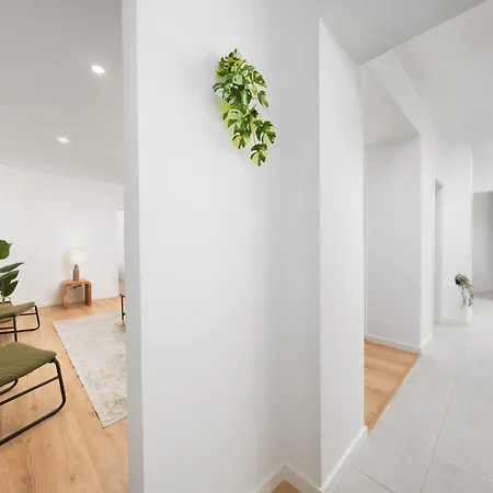 2eb- Beautifully Designed In The Heart Of The City, Bright, Stylish And Inviting Lejlighed
